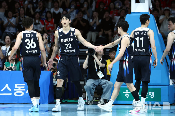 [고양=뉴시스] 고승민 기자 = 6일 경기 고양시 소노아레나에서 열린 2027 국제농구연맹(FIBA) 월드컵 아시아 예선 1라운드 최종 6차전 대한민국 대 일본 경기, 한국 여준석이 블로킹 성공 후 기뻐하고 있다. 2026.07.06. kkssmm99@newsis.com