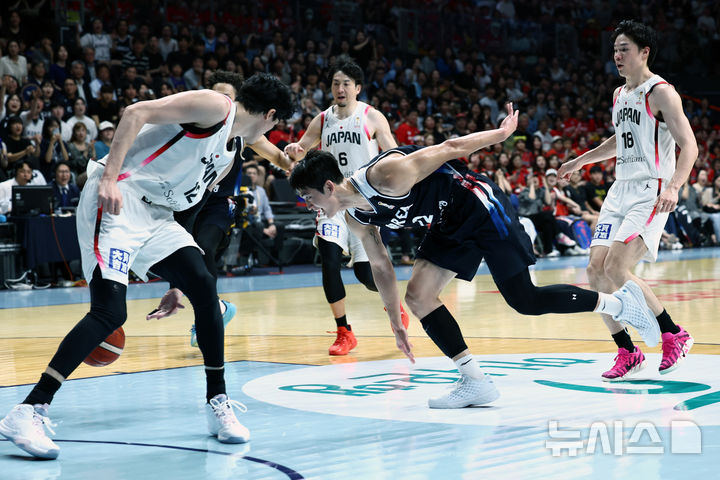 [고양=뉴시스] 고승민 기자 = 6일 경기 고양시 소노아레나에서 열린 2027 국제농구연맹(FIBA) 월드컵 아시아 예선 1라운드 최종 6차전 대한민국 대 일본 경기, 한국 여준석이 돌파를 시도하다 공을 놓치고 있다. 2026.07.06. kkssmm99@newsis.com