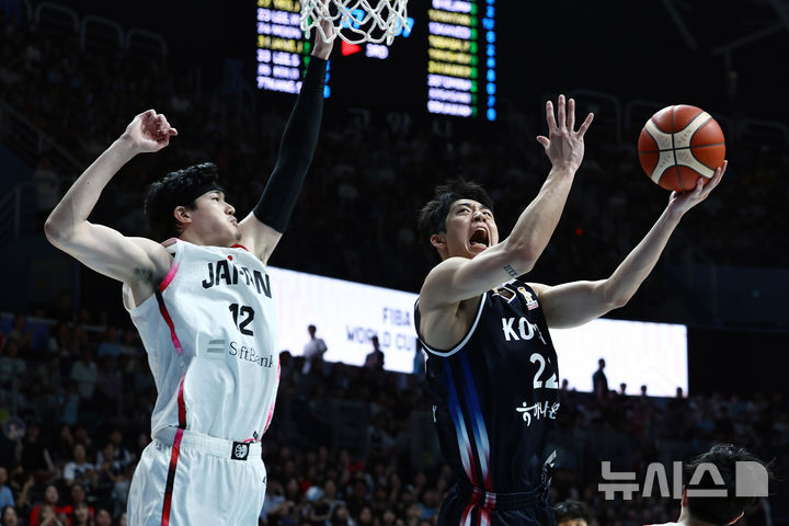 [고양=뉴시스] 고승민 기자 = 6일 경기 고양시 소노아레나에서 열린 2027 국제농구연맹(FIBA) 월드컵 아시아 예선 1라운드 최종 6차전 대한민국 대 일본 경기, 한국 여준석이 골밑슛을 시도하고 있다. 2026.07.06. kkssmm99@newsis.com