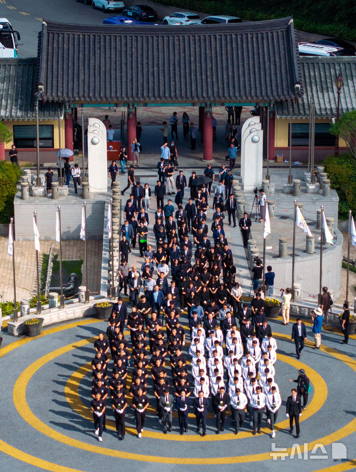 [전남광주=뉴시스] 이영주 기자 = 광주일고와 배재고 야구부원들이 6일 오후 전남광주 북구 운정동 국립5·18민주묘지에서 오월 영령에 묵념하기 위해 이동하고 있다. (공동취재) 2026.07.06. photo@newsis.com
