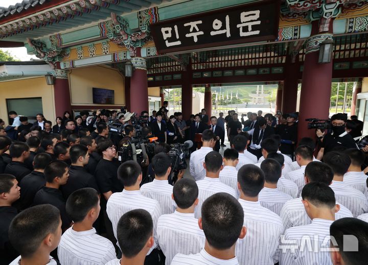 [전남광주=뉴시스] 이영주 기자 = 고교야구 경기 중 불거진 '5·18 조롱 논란'과 관련해 광주제일고등학교를 사과 방문한 배재고등학교 야구부 학생들이 6일 광주제일고 야구부 학생들과 광주 북구 국립5·18민주묘지를 참배한 뒤 정근식 서울시교육감의 발언을 듣고 있다. (공동취재) 2026.07.06. photo@newsis.com