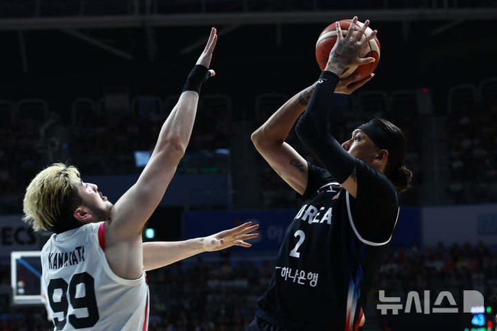 [고양=뉴시스] 고승민 기자 = 6일 경기 고양시 소노아레나에서 열린 2027 국제농구연맹(FIBA) 월드컵 아시아 예선 1라운드 최종 6차전 대한민국 대 일본 경기, 한국 최준용이 2점슛을 하고 있다. 2026.07.06. kkssmm99@newsis.com