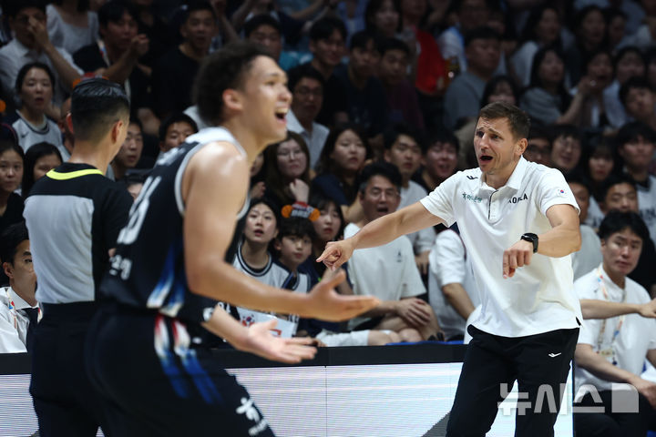 [고양=뉴시스] 고승민 기자 = 6일 경기 고양시 소노아레나에서 열린 2027 국제농구연맹(FIBA) 월드컵 아시아 예선 1라운드 최종 6차전 대한민국 대 일본 경기, 한국 니콜라스 마줄스 감독이 심판에게 팀 반칙에 대해 어필하고 있다. 2026.07.06. kkssmm99@newsis.com