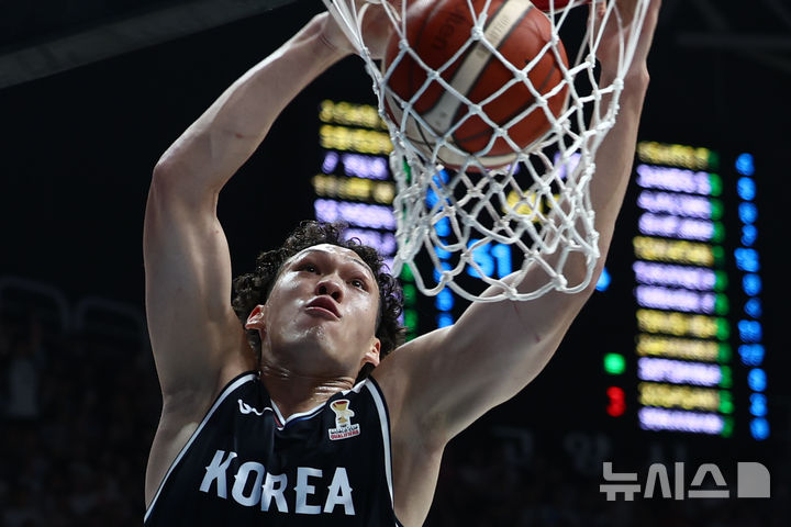 [고양=뉴시스] 고승민 기자 = 6일 경기 고양시 소노아레나에서 열린 2027 국제농구연맹(FIBA) 월드컵 아시아 예선 1라운드 최종 6차전 대한민국 대 일본 경기, 한국 다니엘이 덩크슛을 하고 있다. 2026.07.06. kkssmm99@newsis.com