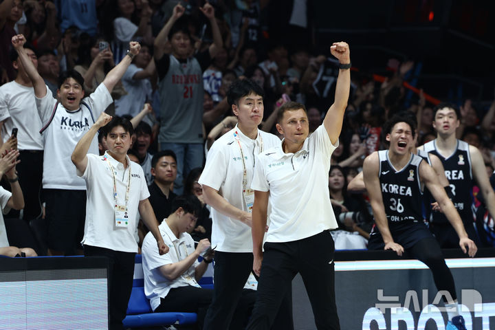 [고양=뉴시스] 고승민 기자 = 6일 경기 고양시 소노아레나에서 열린 2027 국제농구연맹(FIBA) 월드컵 아시아 예선 1라운드 최종 6차전 대한민국 대 일본 경기, 속공으로 연속 득점 성공 후 니콜라스 감독과 선수들이 기뻐하고 있다. 2026.07.06. kkssmm99@newsis.com