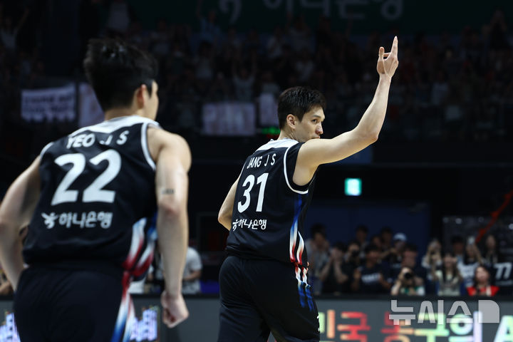 [고양=뉴시스] 고승민 기자 = 6일 경기 고양시 소노아레나에서 열린 2027 국제농구연맹(FIBA) 월드컵 아시아 예선 1라운드 최종 6차전 대한민국 대 일본 경기, 한국 장재석이 득점 후 세리머니를 하고 있다. 2026.07.06. kkssmm99@newsis.com