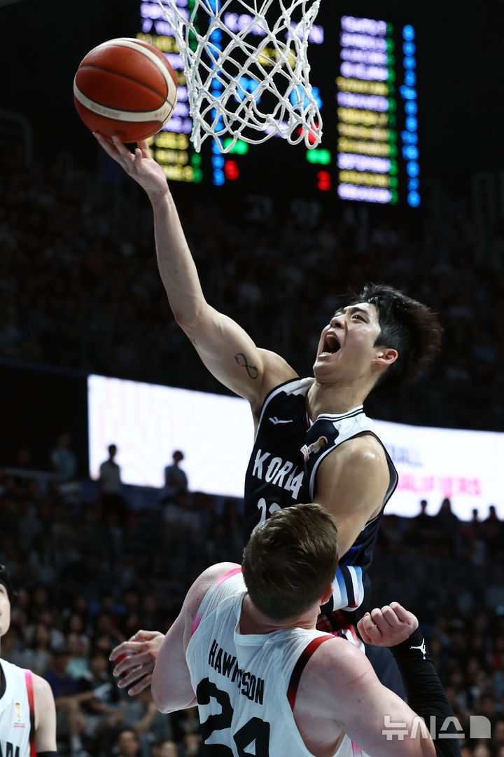 [고양=뉴시스] 고승민 기자 = 6일 경기 고양시 소노아레나에서 열린 2027 국제농구연맹(FIBA) 월드컵 아시아 예선 1라운드 최종 6차전 대한민국 대 일본 경기, 한국 여준석이 골밑슛을 시도하고 있다. 2026.07.06. kkssmm99@newsis.com