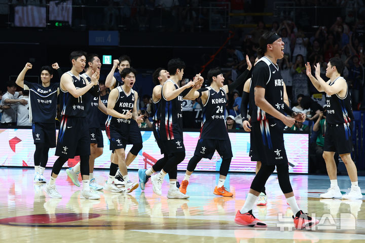 [고양=뉴시스] 고승민 기자 = 6일 경기 고양시 소노아레나에서 열린 2027 국제농구연맹(FIBA) 월드컵 아시아 예선 1라운드 최종 6차전 대한민국 대 일본 경기, 81대 79로 승리를 거두고 예선 2라운드에 진출한 한국 선수들이 환호하고 있다. 2026.07.06. kkssmm99@newsis.com