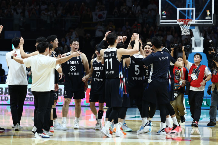 [고양=뉴시스] 고승민 기자 = 6일 경기 고양시 소노아레나에서 열린 2027 국제농구연맹(FIBA) 월드컵 아시아 예선 1라운드 최종 6차전 대한민국 대 일본 경기, 81대 79로 승리를 거두고 예선 2라운드에 진출한 한국 선수들이 환호하고 있다. 2026.07.06. kkssmm99@newsis.com