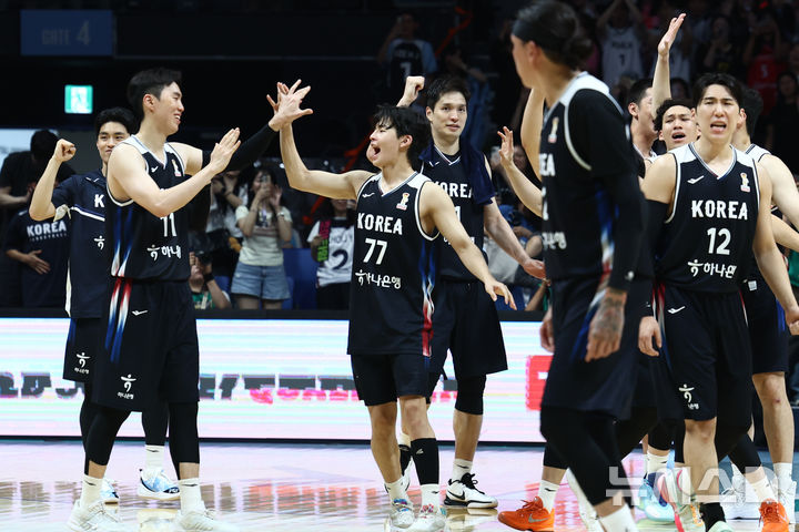 [고양=뉴시스] 고승민 기자 = 6일 경기 고양시 소노아레나에서 열린 2027 국제농구연맹(FIBA) 월드컵 아시아 예선 1라운드 최종 6차전 대한민국 대 일본 경기, 81대 79로 승리를 거두고 예선 2라운드에 진출한 한국 선수들이 환호하고 있다. 2026.07.06. kkssmm99@newsis.com
