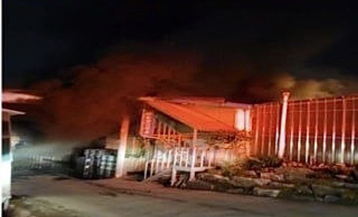 [화성=뉴시스] 7일 0시45분께 경기 화성시 만세구 향남읍의 한 욕실용품 제조 공장에 불이 났다. (사진=경기도소방재난본부 제공) 2026.07.07. photo@newsis.com *재판매 및 DB 금지