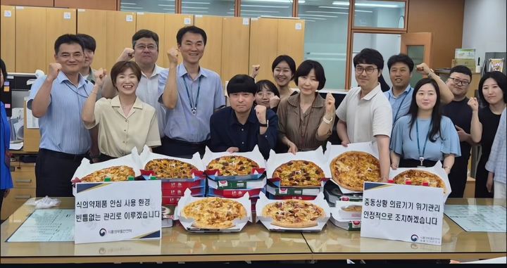 [서울=뉴시스] 오유경 식약처장은 지난 6일 자신의 인스타그램 계정에 "대통령께서 중동전쟁 이후 수액제, 수액세트, 주사기 등의 수급과 유통 안정화를 위해 열심히 달려온 식약처 직원들을 맛있는 피자로 격려해 주셨습니다"라는 글과 사진을 올렸다. (사진=오유경 식약처장 인스타그램) 2026.07.07. photo@newsis.com *재판매 및 DB 금지
