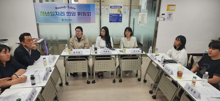 [서울=뉴시스] '청년일자리 희망 위원회'가 지난 6일 오후 서울청년센터에서 구직 청년들의 현장 의견을 청취하는 '청년 라운드테이블'을 개최하고 있다.(사진=경제사회노동위원회 제공) 2026.07.06. photo@newsis.com *재판매 및 DB 금지