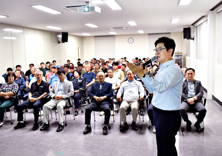 [원주=뉴시스] 지난 6일 구자열 원주시장이 신림면을 방문해 주민들에게 민선9기 시정 목표와 핵심 정책을 설명하고 있다. '현장 중심, 시민과의 대화'는 이달 말까지 25개 읍·면·동을 순회한다. (사진= 원주시 제공) 2026.07.07. photo@newsis.com *재판매 및 DB 금지