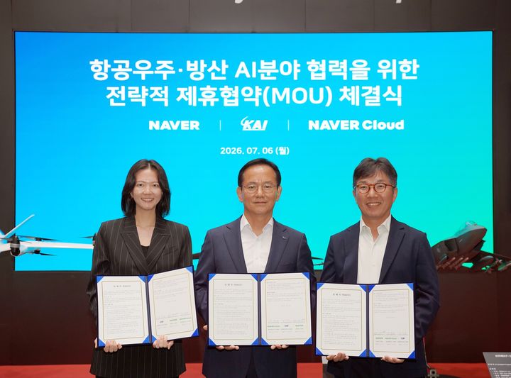 [서울=뉴시스] 팀네이버와 한국항공우주산업(KAI)이 ‘항공우주·방산 AI분야 협력’을 위한 전략적 업무협약을 체결했다고 7일 밝혔다. (왼쪽부터) 최수연 네이버 대표, 김종출 KAI 대표이사 사장, 김유원 네이버클라우드 대표. 2026.07.07. (사진=네이버 제공) *재판매 및 DB 금지