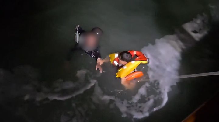 [목포=뉴시스]해상에서 표류하던 낚시객을 구조하고 있는 해경. (사진=목포해경 제공) 2026.07.07. photo@newsis.com *재판매 및 DB 금지