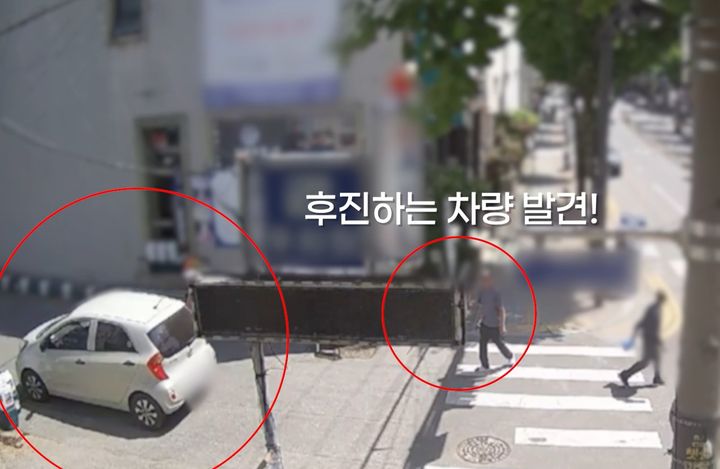 후진 차량에 접근하는 A씨의 모습. (사진=경기북부경찰청 페이스북 영상 캡처) photo@newsis.com *재판매 및 DB 금지
