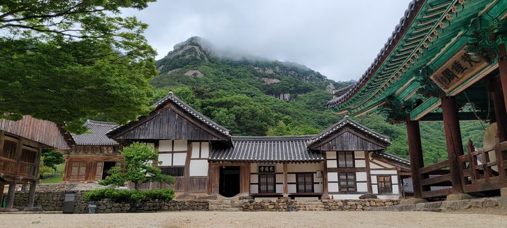 [서울=뉴시스] 부안 내소사 설선당과 요사 (사진=국가유산청 제공) 2026.07.07. photo@newsis.com *재판매 및 DB 금지