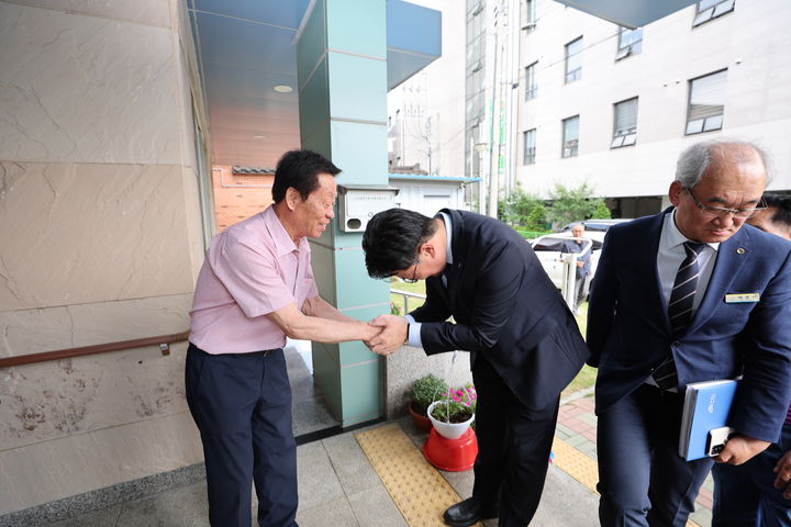 김명식 진천군수가 6일 진천읍 노인회관을 방문해 관계자에게 인사하고 있다. (사진=진천군 제공) 2026.07.07. photo@newsis.com *재판매 및 DB 금지