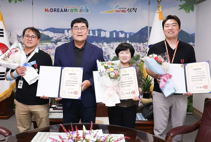 지난 6일 삼척시장 집무실에서 박상수 삼척시장이 시정 발전과 시민 복리 증진에 기여한 세무과 장명희 팀장, 회계과 노동균 팀장, 체육과 백종원 팀장 등 모범공무원들에게 국무총리 표창을 전수하고 있다.(사진=삼척시 제공)  *재판매 및 DB 금지