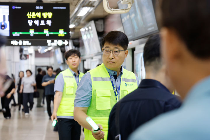[서울=뉴시스]김태균 서울교통공사 사장이 6일 2호선 홍대입구역에서 일일 역장 근무를 실시했다. (사진=서울교통공사 제공) 2026.07.07. photo@newsis.com *재판매 및 DB 금지