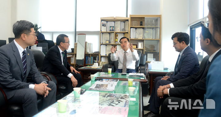 [전주=뉴시스] 김얼 기자 = 최주만 전주시의장을 비롯한 전주시의회 의장단이 7일 전북 전주시 뉴시스 전북본부를 방문해 윤석일 본부장과 간담회를 갖고 있다. 2026.07.07. pmkeul@newsis.com