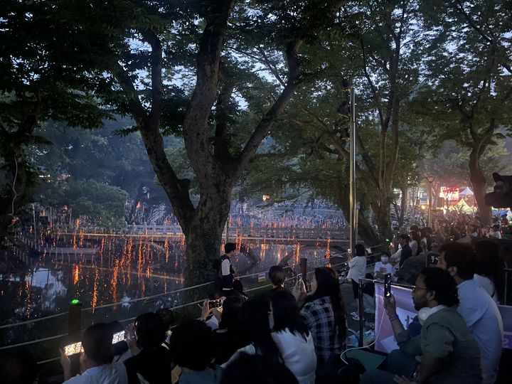 지난 7월 4일 경남 함안낙화놀이 페스티벌 감상하는 외국인 관광객들.(사진=경남도 제공)2026.07.07. *재판매 및 DB 금지