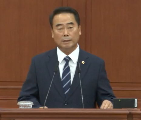 [대전=뉴시스] 제10대 대전시의회 전반기 의장에 단독 출마한 더불어민주당 조성칠(중구1) 의원이 7일 제297회 임시회 제1차 본회의에서 정견발표를 하고 있다. (사진=대전시의회 제공) 2026.07.07. photo@newsis.com&nbsp; *재판매 및 DB 금지