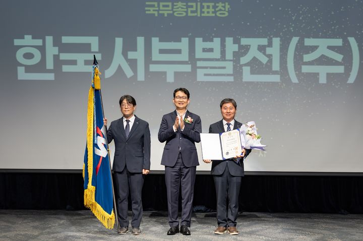 [세종=뉴시스]한국서부발전은 지난 6일 서울 aT센터에서 열린 제14회 도농교류의 날 기념식에서 농촌발전 유공 도농교류 활성화 분야 우수기관으로 선정돼 국무총리 표창을 받았다고 7일 밝혔다. 사진은 오른쪽부터 박득원 서부발전 미래사업부사장과 김종구 농림축산식품부 차관, 조문상 서부발전 사회공헌부장이 기념 촬영하는 모습이다.(사진= 서부발전 제공) *재판매 및 DB 금지