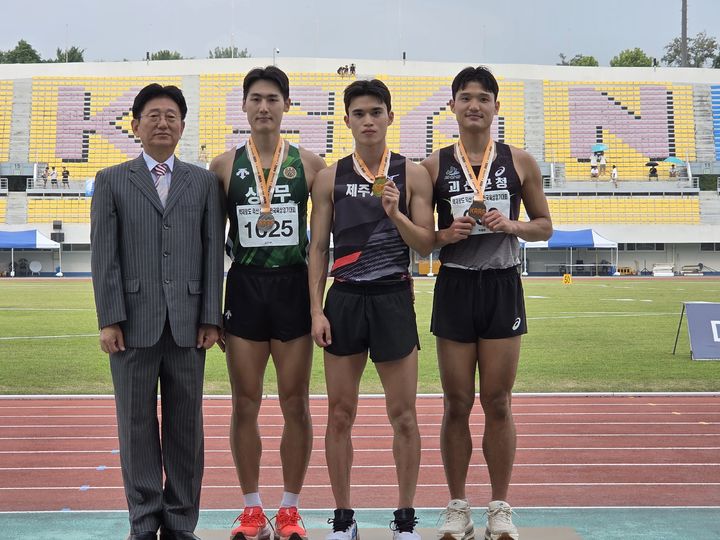 [제주=뉴시스] '백제왕도 익산 전국육상경기대회'에서 남자 일반부 멀리뛰기 금메달을 획득한 제주시청 육상팀 소속 이건우(오른쪽 두번째)가 기념사진을 촬영하고 있다. (사진=제주시 제공) 2026.07.07. photo@newsis.com *재판매 및 DB 금지