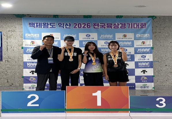 [제주=뉴시스] '백제왕도 익산 전국육상경기대회'에서 여자일반부 20㎞ 경보 금메달을 획득한 제주시청 육상팀 소속 김민지(오른쪽 두번째)가 기념사진을 촬영하고 있다. (사진=제주시 제공) 2026.07.07. photo@newsis.com *재판매 및 DB 금지