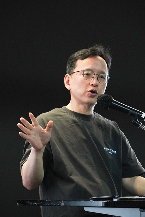 [서울=뉴시스] NHN은 지난 2일 경기 성남시 판교 사옥 '플레이뮤지엄'에서 기술 공유 행사 '에이전틱 데이'를 열었다고 7일 밝혔다. 양철웅 NHN 최고기술책임자(CTO)가 발표하고 있다. 2026.07.07. (사진=NHN 제공) *재판매 및 DB 금지