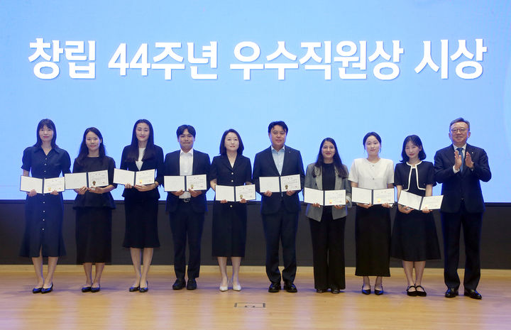 7일 서울시 중구 신한은행 본점에서 열린 창립 44주년 기념식에서 정상혁 은행장(맨 오른쪽)이 우수직원들을 시상하고 있다. (사진=신한은행 제공) *재판매 및 DB 금지