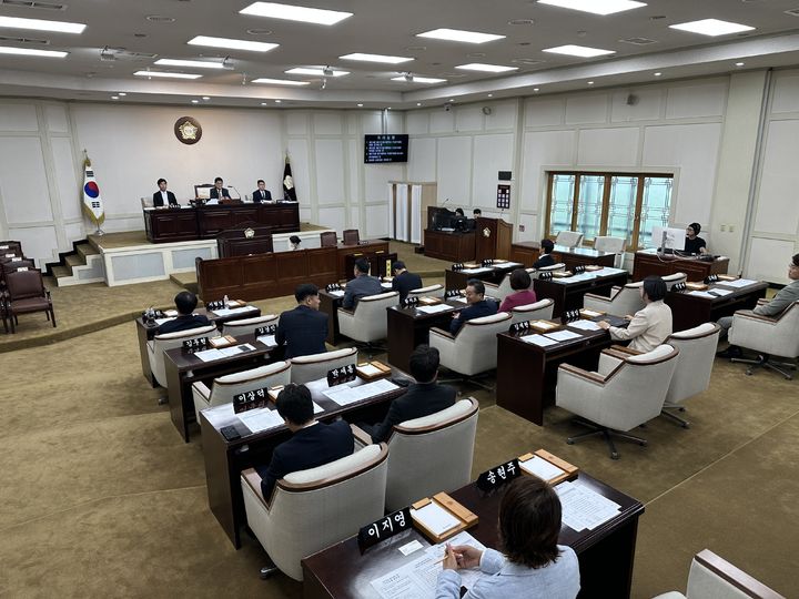 [대구=뉴시스] 김정화 기자 = 대구 수성구의회가 제10대 의회 전반기 원 구성을 놓고 더불어민주당과 국민의힘이 충돌했다. 의사진행발언 후 민주당 의원들이 퇴장한 수성구의회 모습. 2026.07.07. jungk@newsis.com *재판매 및 DB 금지