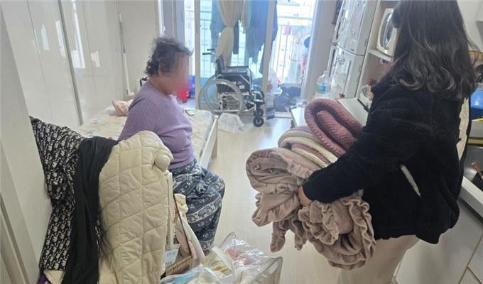 [서귀포=뉴시스] 서귀포시 '찾아가는 건강돌봄 서비스' 세탁 지원 모습. (사진=서귀포시 제공) 2026.07.07. photo@newsis.com *재판매 및 DB 금지