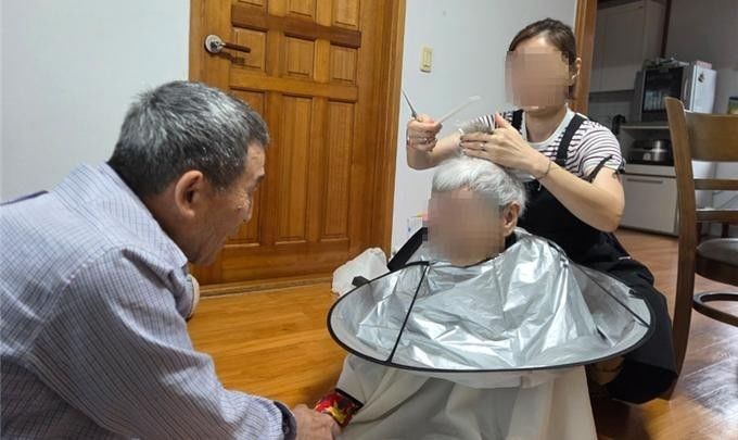 [서귀포=뉴시스] 서귀포시 '찾아가는 건강돌봄 서비스' 이·미용 지원 모습. (사진=서귀포시 제공) 2026.07.07. photo@newsis.com *재판매 및 DB 금지