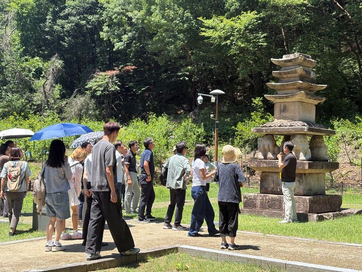 [서울=뉴시스] 명지대 박물관의 답사 프로그램 '제48회 명지문화유산답사'에 참가한 구성원들이 제천 사자빈신사지 현장을 탐방하고 있다. (사진=명지대 제공) 2026.07.07. photo@newsis.com *재판매 및 DB 금지