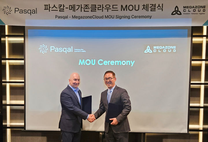 3일 서울 동대문 메리어트호텔에서 열린 ‘양자컴퓨팅 사업 협력을 위한 업무협약식’에서 메가존클라우드 김동호 CQO(오른쪽)와 파스칼 아시아태평양 총괄 로베르토 마우로가 협약서를 교환하고 있다. (사진=메가존클라우드 제공) *재판매 및 DB 금지