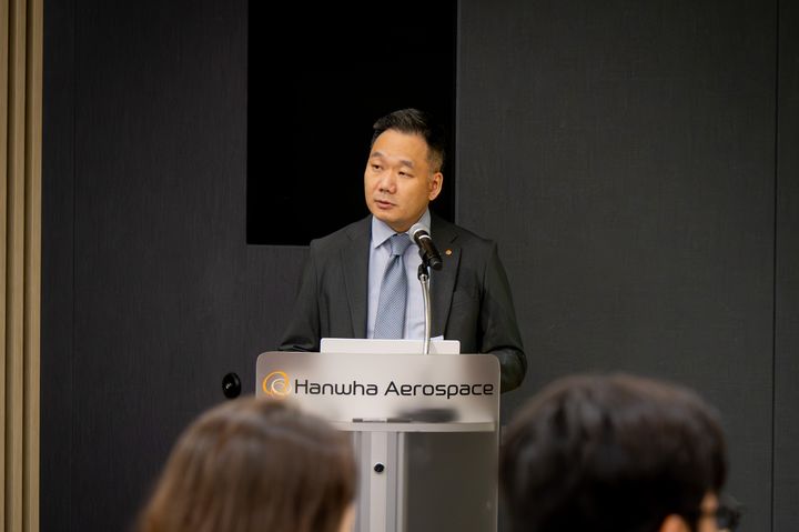 [창원=뉴시스] 김선 한화에어로스페이스 항공사업부장이 6일 경남 창원1사업장에서 환영사를 하고 있다. (사진=한화에어로스페이스) 2026.07.07 photo@newsis.com *재판매 및 DB 금지 *재판매 및 DB 금지