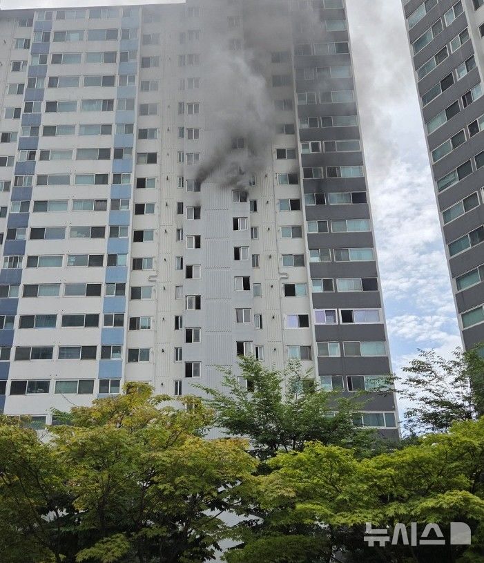 [파주=뉴시스]경기 파주시 와동동 아파트 화재 현장.(사진=경기북부소방재난본부 제공)photo@newsis.com