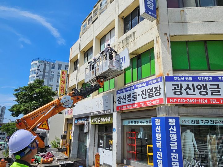 [제주=뉴시스] 제주시내 장기간 방치된 노후 간판이 철거되고 있다. (사진=제주시 제공) 2026.07.07. photo@newsis.com *재판매 및 DB 금지