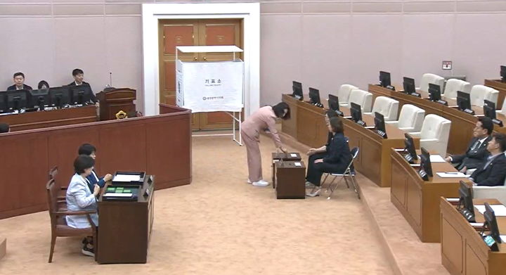 [대전=뉴시스] 조명휘 기자 = 대전시의회가 7일 오전 제297회 임시회 제1차 본회의를 열어 의장단 선출을 위한 투표를 하고 있다. 2026.07.07. photo@newsis.com *재판매 및 DB 금지
