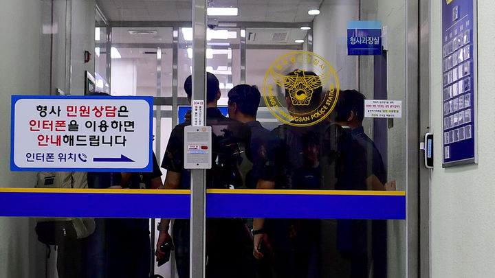 [전남광주=뉴시스] 양시원 기자 = 광주지검 수사관들이 7일 광주광산경찰서 형사과 등지에서 장윤기(23) 여고생 살인 사건의 부실 수사와 경찰 유착 의혹을 규명하기 위한 압수수색을 벌이고 있다. goodwrite97@newsis.com *재판매 및 DB 금지