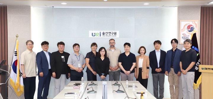 [울산=뉴시스] 울산연구원은 7일 신라스테이 울산에서 울산-유럽 국제 공동연구 기획 세미나를 개최한 뒤 참석자들이 기념촬영하고 있다. (사진=울산연구원 제공) 2026.07.07. photo@newsis.com *재판매 및 DB 금지