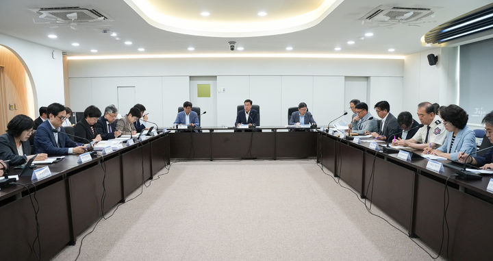 [제주=뉴시스] 제주도는 7일 제주도청 삼다홀에서 주간정책회의를 열고 보고에서 실행 중심으로 전환하는 새로운 회의시스템 도입을 논의하고 있다. (사진=제주도 제공) 2026.07.07. photo@newsis.com *재판매 및 DB 금지
