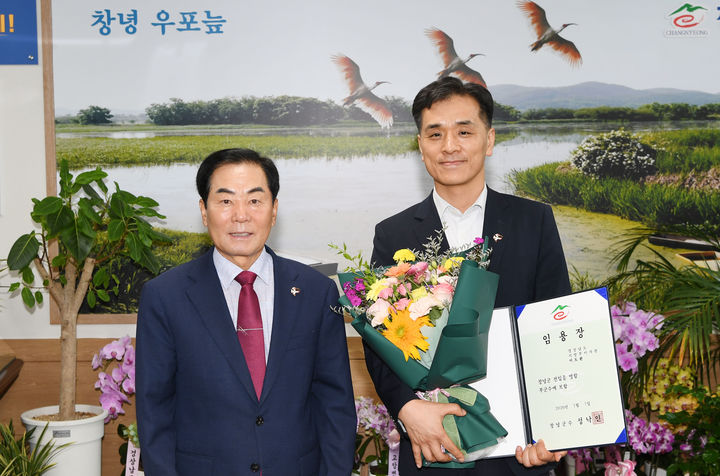 [창녕=뉴시스] 성낙인 군수가 신임 이도완 부군수와 기념촬영을 하고 있다. (사진= 창녕군 제공) 2026.07.07. photo@newsis.com *재판매 및 DB 금지