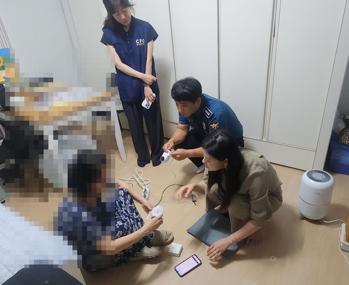 [수원=뉴시스] 여성안심패키지 전달. (사진=수원시 제공) 2026.07.07. photo@newsis.com *재판매 및 DB 금지
