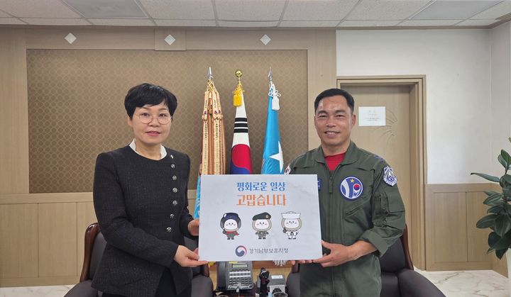 [수원=뉴시스] 위문금 전달. (사진=경기남부보훈지청 제공) 2026.07.07. photo@newsis.com *재판매 및 DB 금지