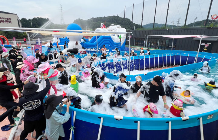 [서산=뉴시스] 지난해 8월 충남 서산시 여름 테마파크를 찾은 많은 관광객들이 테마파크에서 즐거운 여름 한 때를 보내고 있다. (사진=서산시 제공) 2026.07.07. photo@newsis.com *재판매 및 DB 금지