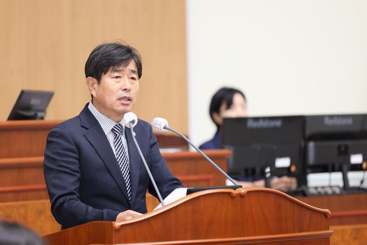 [고성(경남)=뉴시스] 신정철 기자= 제10대 경남 고성군의회 전반기 부의장에 우정욱 의원이 만장일치로 선출됐다. 사진은 7일 오전, 의회 본회의장에서 가진 부의장 선거에서 만장일치로 선출된 우정욱 의원(국민의힘·다선거구). (사진=고성군의회 제공). 2026.07.07. photo@newsis.com *재판매 및 DB 금지